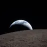 La Terra che tramonta dietro l'orizzonte lunare