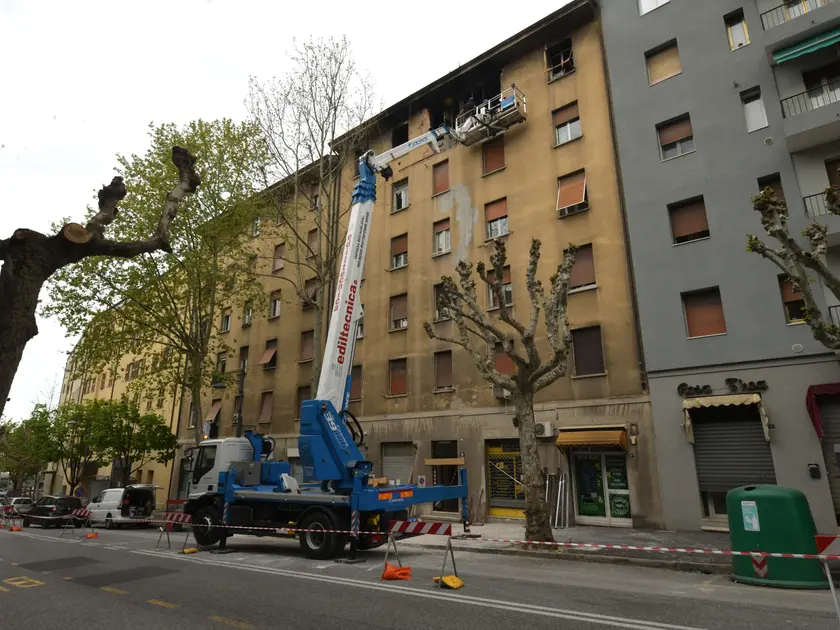 L’intervento della ditta e dei tecnici in via Baiamonti (foto Francesco Bruni)