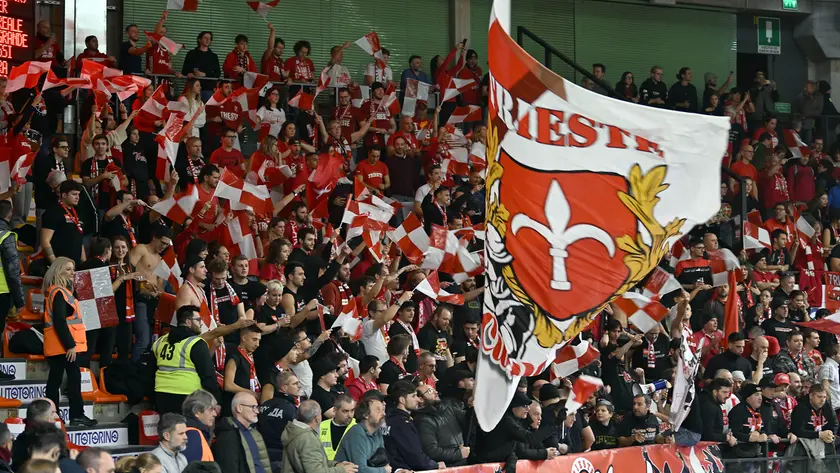 I tifosi della Pallacanestro Trieste a Udine nel gennaio del 2024 (foto archivio Petrussi)