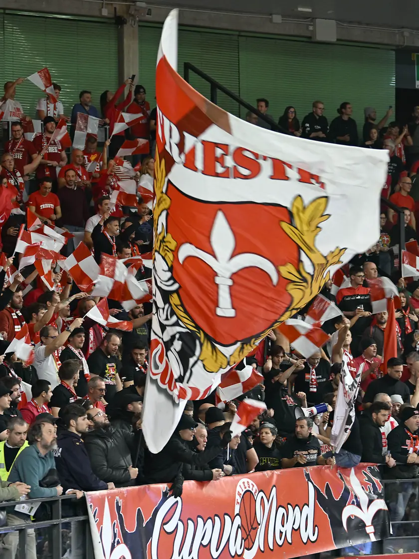 I tifosi della Pallacanestro Trieste a Udine nel gennaio del 2024 (foto archivio Petrussi)