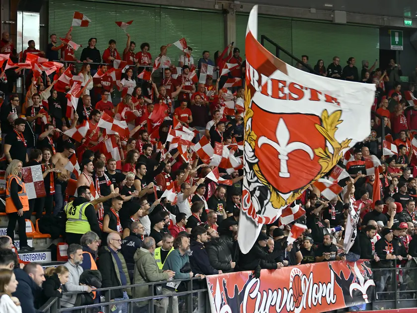 I tifosi della Pallacanestro Trieste a Udine nel gennaio del 2024 (foto archivio Petrussi)