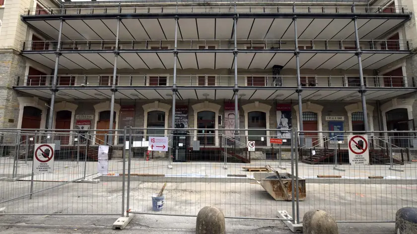 Le transenne del cantiere di fronte al Magazzino 26 (Foto Bruni)