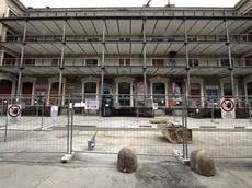 Le transenne del cantiere di fronte al Magazzino 26 (Foto Bruni)