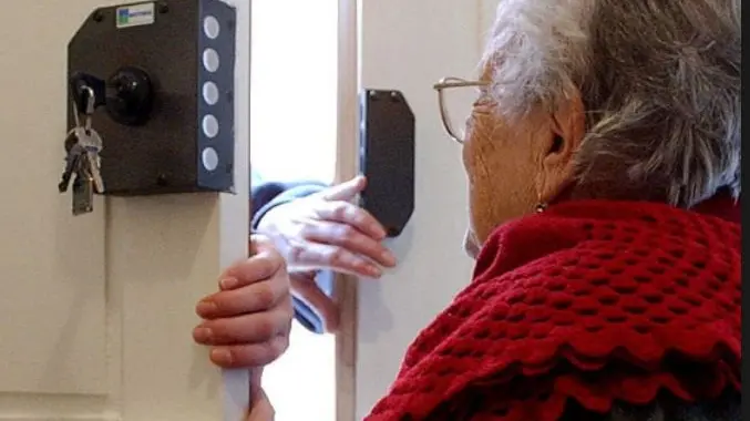 Un truffa a danni di un'anziana in una foto simbolica