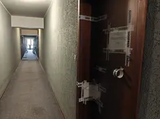 L’ingresso dell’appartamento posto sotto sequestro