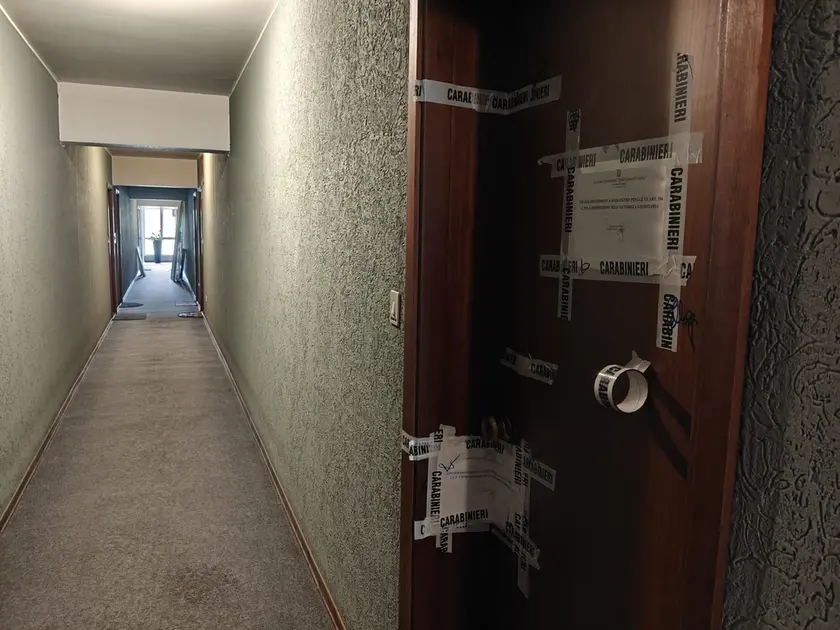 L’ingresso dell’appartamento posto sotto sequestro