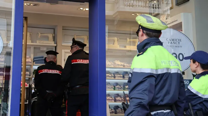 Le forze dell’ordine nel negozio (fotoservizio Andrea Lasorte)