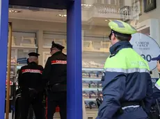 Le forze dell’ordine nel negozio (fotoservizio Andrea Lasorte)