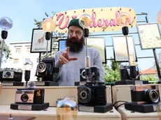 Alessio Rotatori con le sue lampade creative a Barbacan Produce (Lasorte)