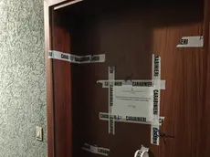 I sigilli sulla porta d’ingresso dell'appartamento