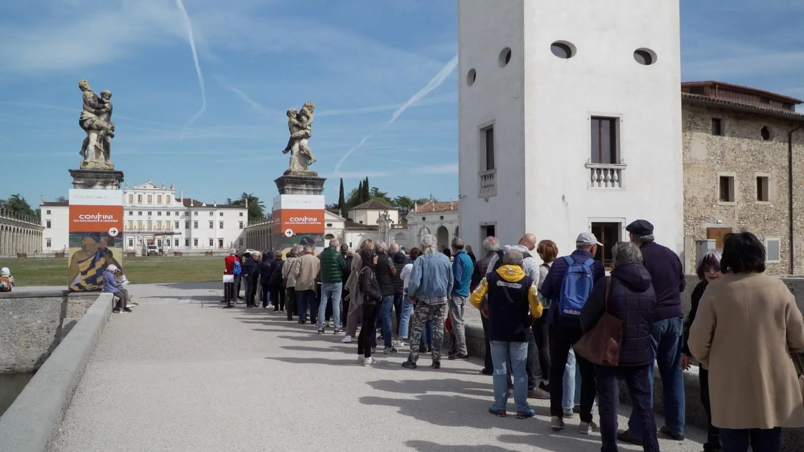 Persone in fila in attesa di visitare la mostra all'Esedra di levante