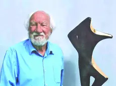 Lo scultore con una delle sue opere