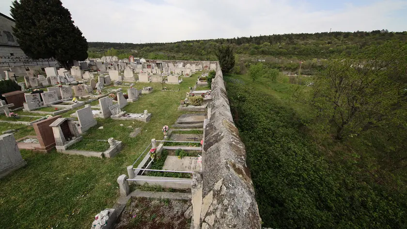 Il terreno dietro l’attuale camposanto individuato dal Comune (foto Andrea Lasorte)