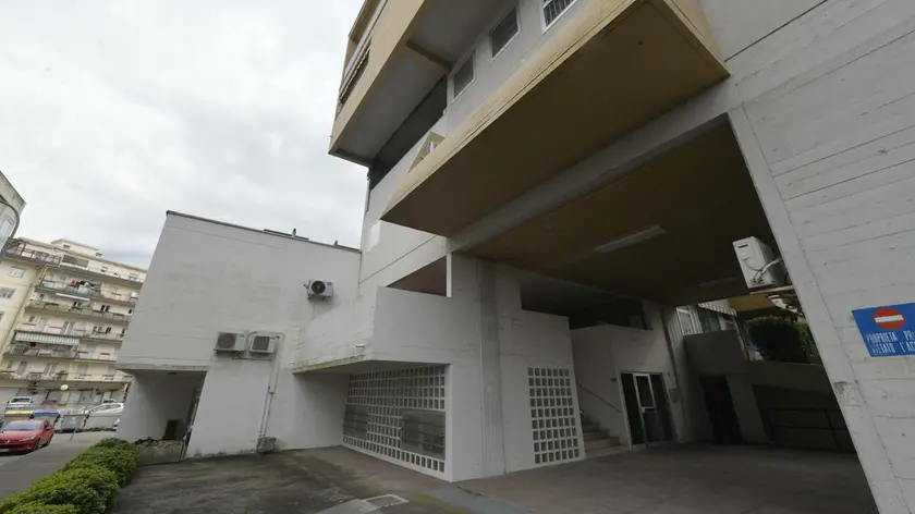 L’edificio di via XXV aprile 24 a Muggia (foto Francesco Bruni)