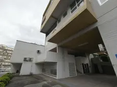 L’edificio di via XXV aprile 24 a Muggia (foto Francesco Bruni)