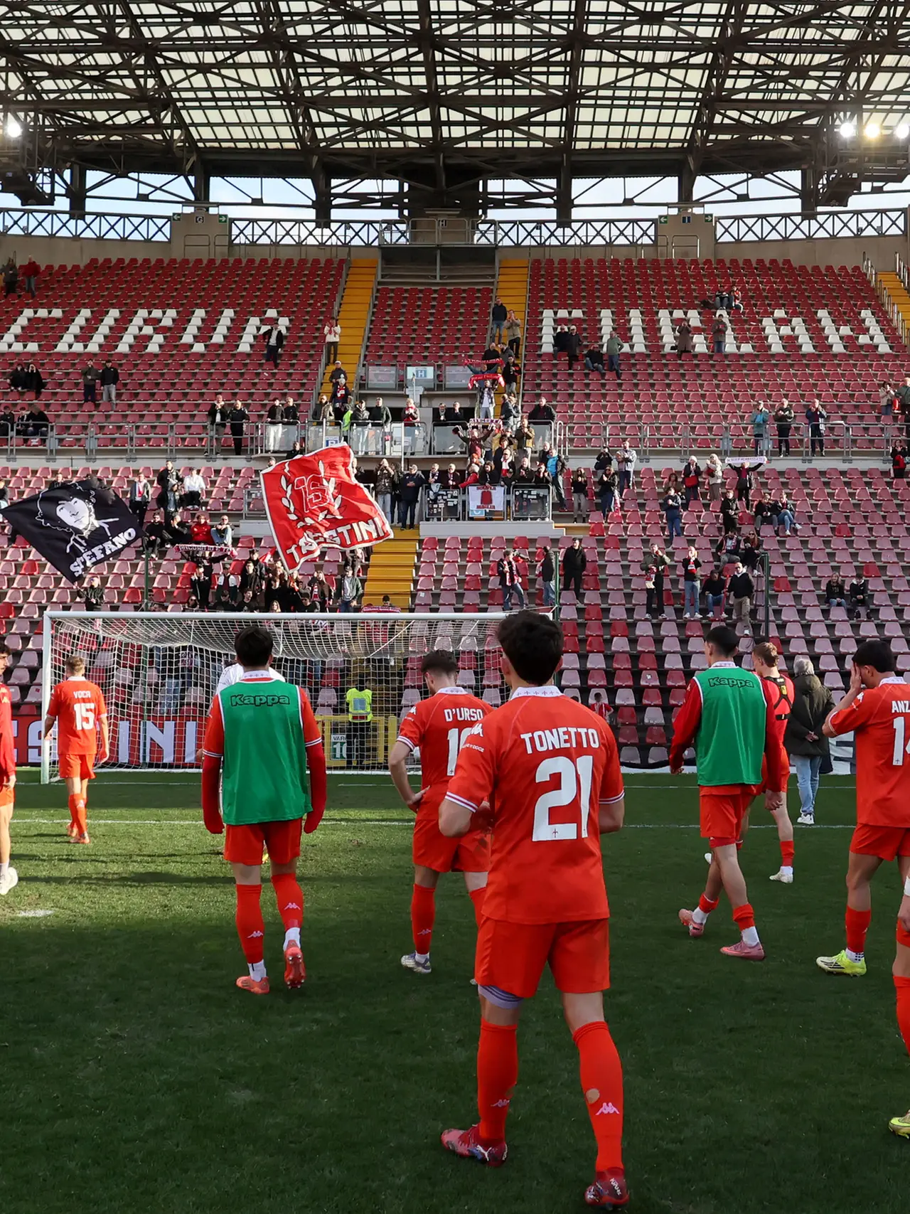 I giocatori della Triestina sotto la curva Furlan dello stadio Rocco al termine di una partita del campionato di serie C Foto Andrea Lasorte