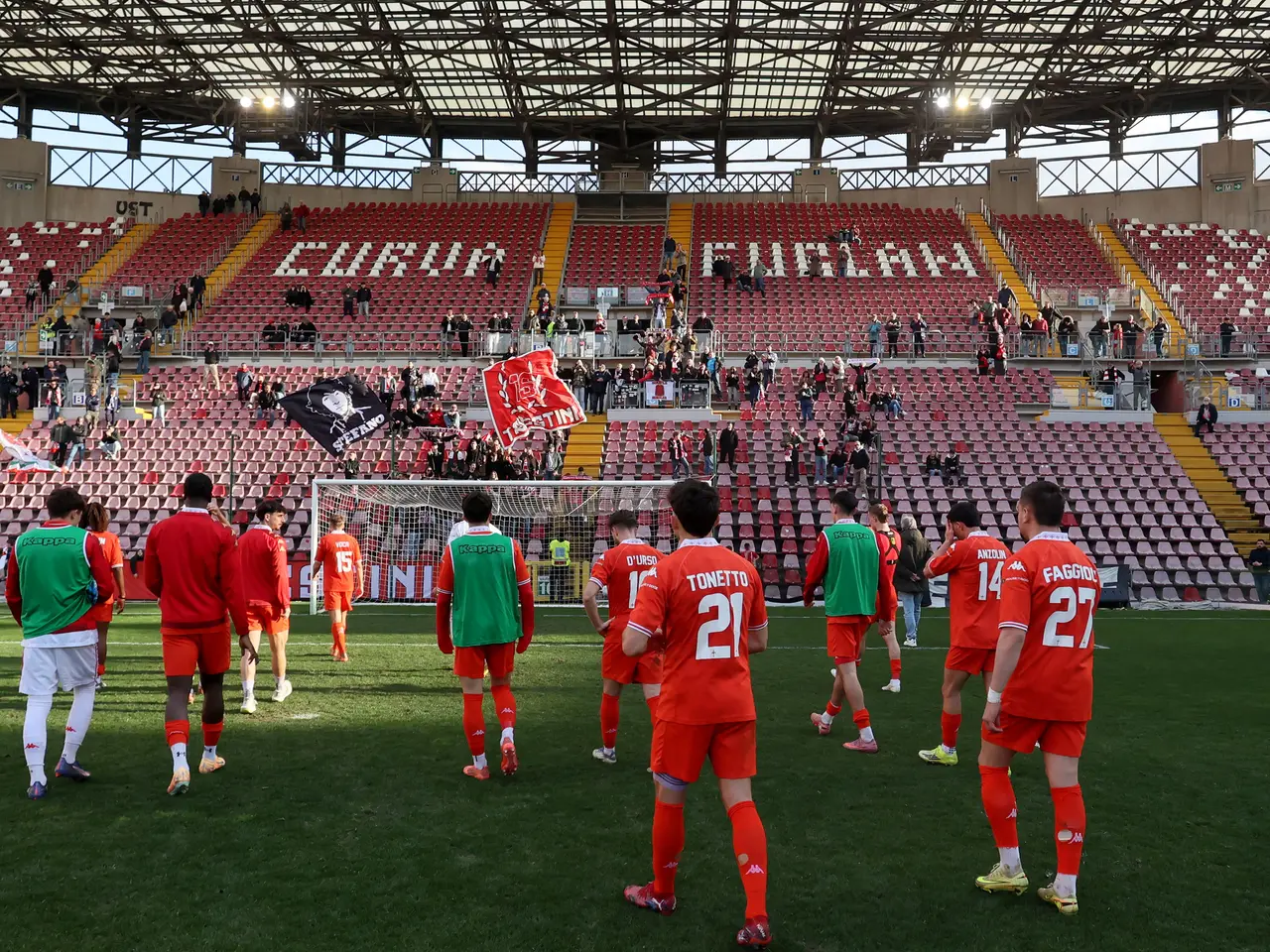 I giocatori della Triestina sotto la curva Furlan dello stadio Rocco al termine di una partita del campionato di serie C Foto Andrea Lasorte
