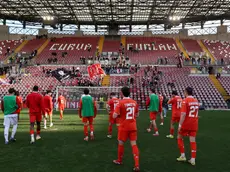 I giocatori della Triestina sotto la curva Furlan dello stadio Rocco al termine di una partita del campionato di serie C Foto Andrea Lasorte