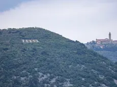 La scritta omaggio al leader yugoslavo Tito sul versante sloveno del monte Sabotino dal dopoguerra. Foto Tibaldi