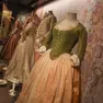 Abiti, macchinari e teche con accessori esposti nelle sale del Museo della Moda (Tibaldi)