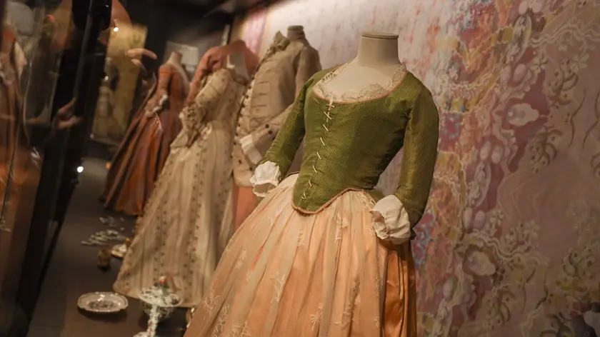 Abiti, macchinari e teche con accessori esposti nelle sale del Museo della Moda (Tibaldi)