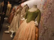 Abiti, macchinari e teche con accessori esposti nelle sale del Museo della Moda (Tibaldi)