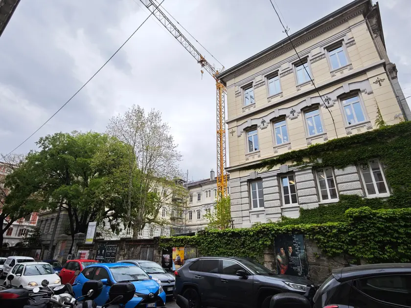 Il complesso che ospita le scuole Manzoni e Fratelli Fonda Savio. Foto Andrea Lasorte