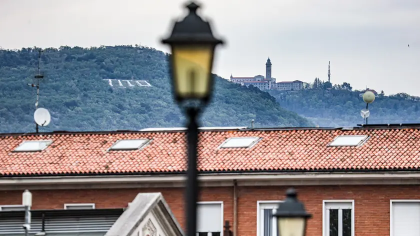 La scritta "Tito" sul monte Sabotino vista dal centro di Gorizia (foto Daniele Tibaldi)