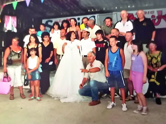 La grande festa per la riconsegna dell’abito alla sposa