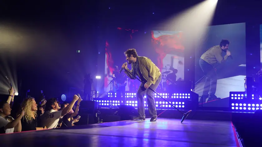 Un momento del live di Tommaso Paradiso al PalaBigot di Gorizia (foto Tibaldi)