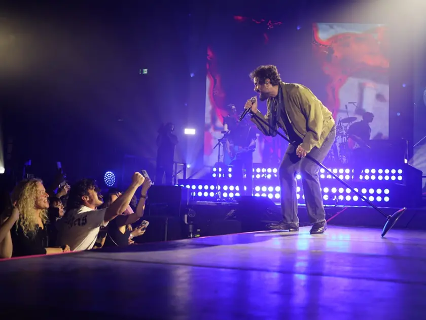 Un momento del live di Tommaso Paradiso al PalaBigot di Gorizia (foto Tibaldi)