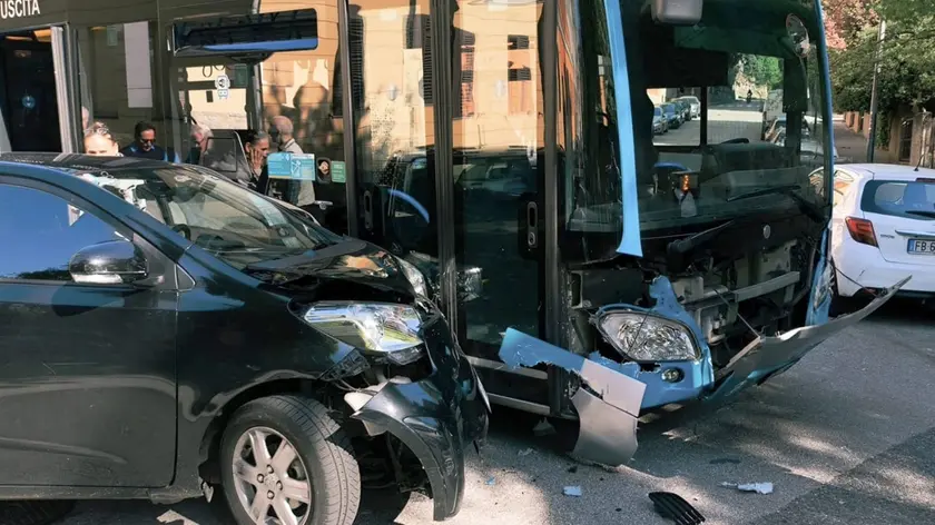 Lo scontro tra l'autobus e l'auto (Lasorte)