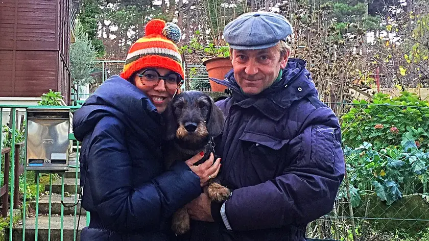 Paola Fortuna, il marito Fulvio e il cane Ulisse nel giardino minacciato