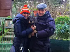 Paola Fortuna, il marito Fulvio e il cane Ulisse nel giardino minacciato