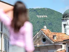 La scritta Tito sul monte Sabotino vista da Gorizia (fotoservizio Daniele Tibaldi)