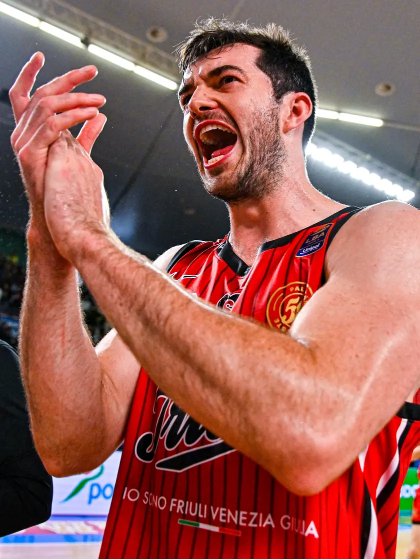 L’esultanza dopo la vittoria contro l’Apu Udine (foto Ciamillo / Lasorte)