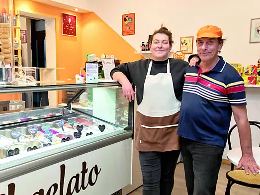 Anna e Marino Umer, che con Valentina Correddu gestiscono la gelateria Itabiba