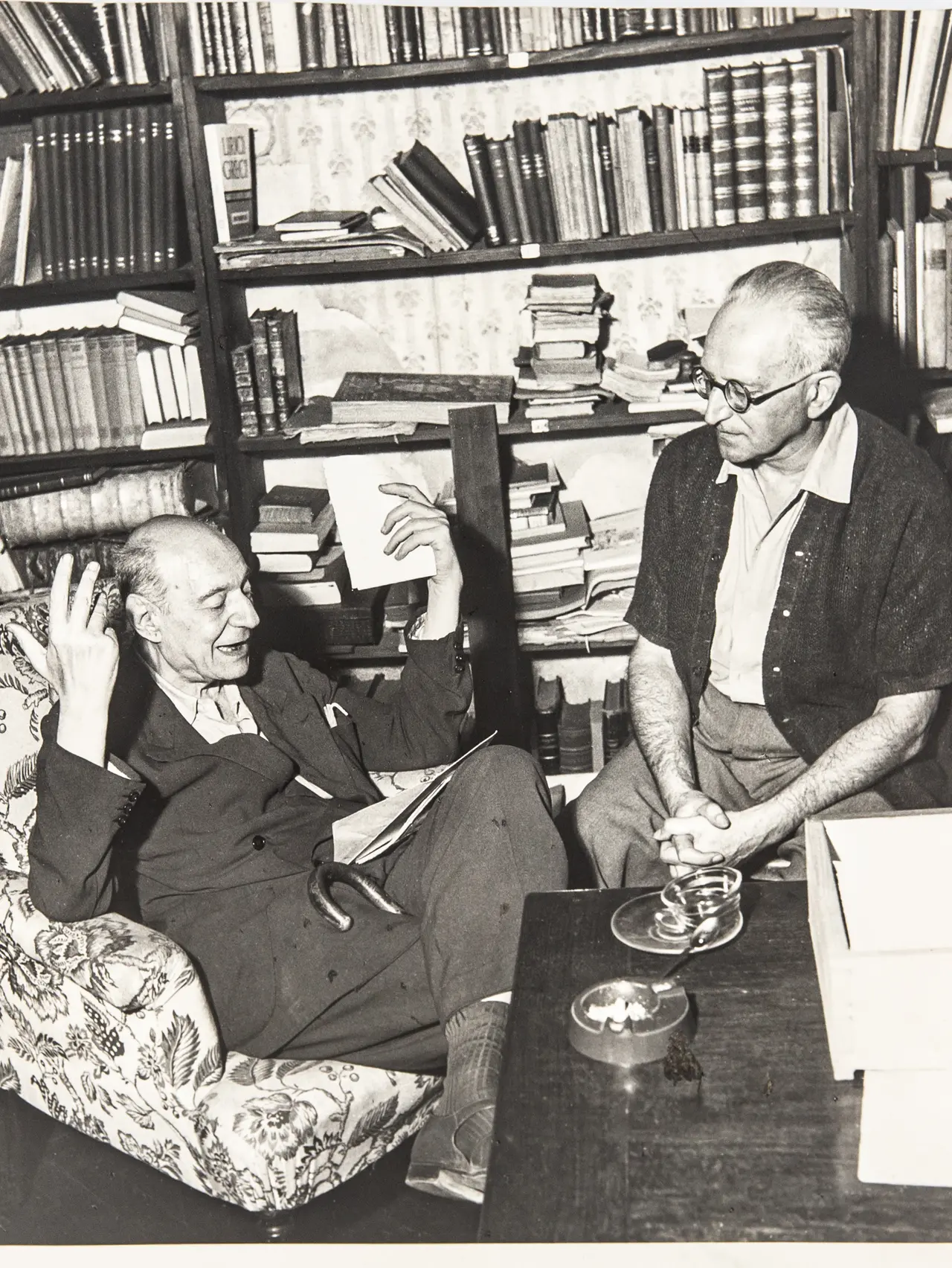 Umberto Saba, a sinistra, immortalato nel 1951 assieme all’amico Giani Stuparich