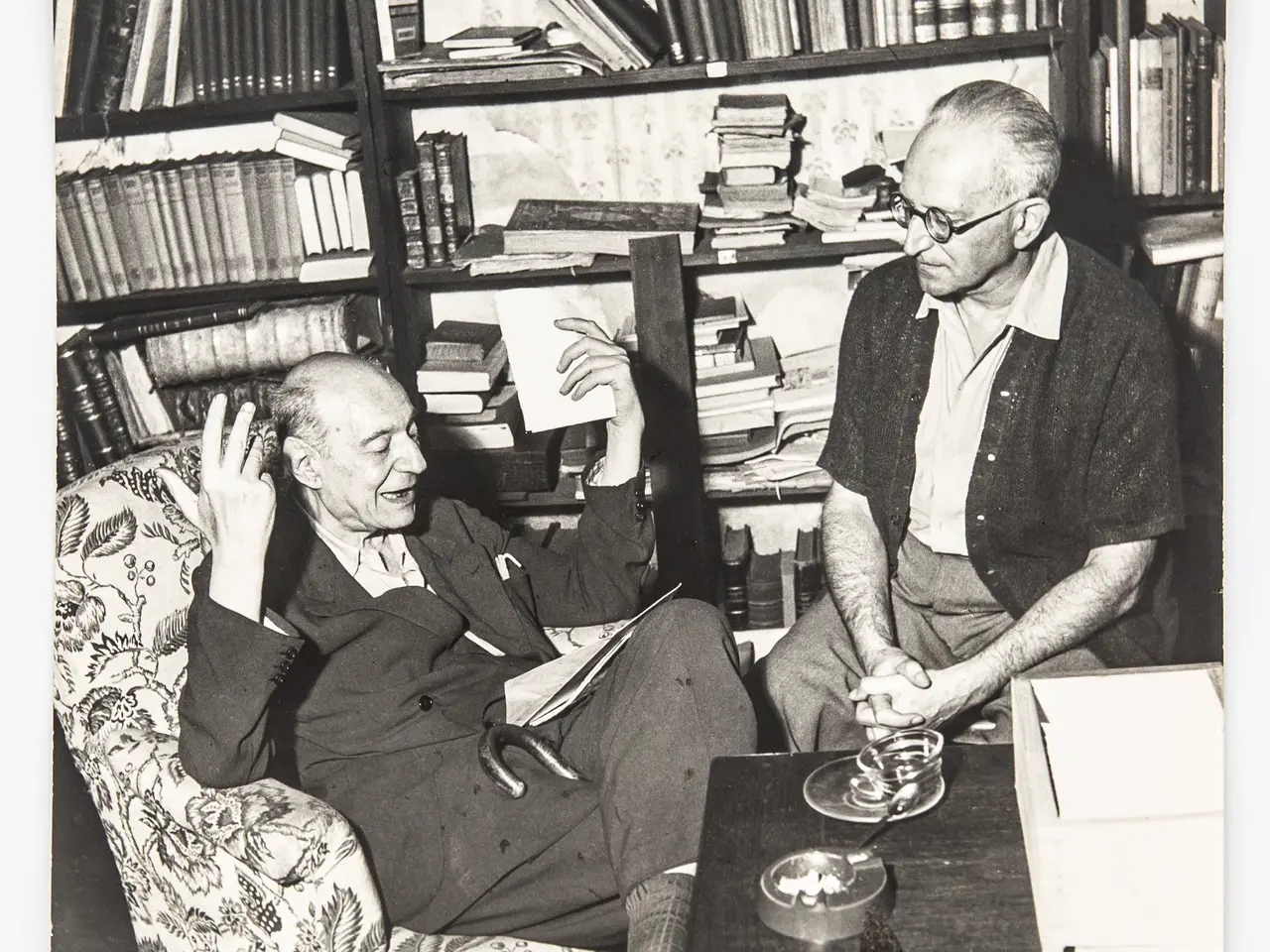 Umberto Saba, a sinistra, immortalato nel 1951 assieme all’amico Giani Stuparich