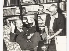 Umberto Saba, a sinistra, immortalato nel 1951 assieme all’amico Giani Stuparich