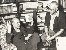 Umberto Saba, a sinistra, immortalato nel 1951 assieme all’amico Giani Stuparich