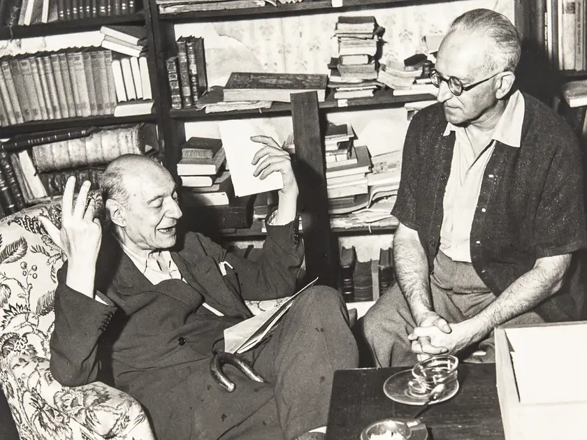 Umberto Saba, a sinistra, immortalato nel 1951 assieme all’amico Giani Stuparich