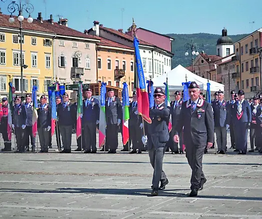 La mattinata in piazza Vittoria con i carabinieri e i rappresentanti dell’Anac di Gorizia e di altre province arrivati nel capoluogo isontino per la festa dei 100 anni. (Foto Tibaldi)