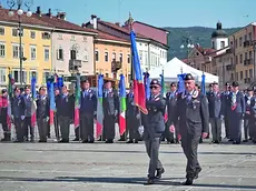 La mattinata in piazza Vittoria con i carabinieri e i rappresentanti dell’Anac di Gorizia e di altre province arrivati nel capoluogo isontino per la festa dei 100 anni. (Foto Tibaldi)