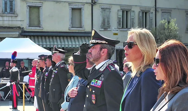 La mattinata in piazza Vittoria con i carabinieri e i rappresentanti dell’Anac di Gorizia e di altre province arrivati nel capoluogo isontino per la festa dei 100 anni. (Foto Tibaldi)