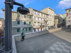 Una delle nuove telecamere in piazza Puecher (Foto Andrea Lasorte)