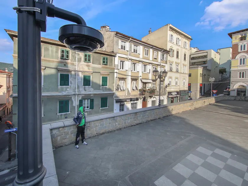 Una delle nuove telecamere in piazza Puecher (Foto Andrea Lasorte)