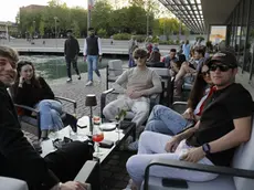 I tavolini pieni al calar del buio al Punto più a Nord del Mediterraneo (Foto di Katia Bonaventura)