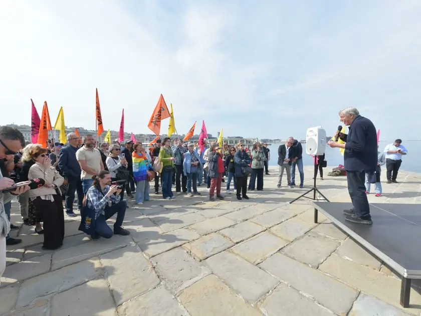 Don Ciotti al Molo Audace (Foto Francesco Bruni)