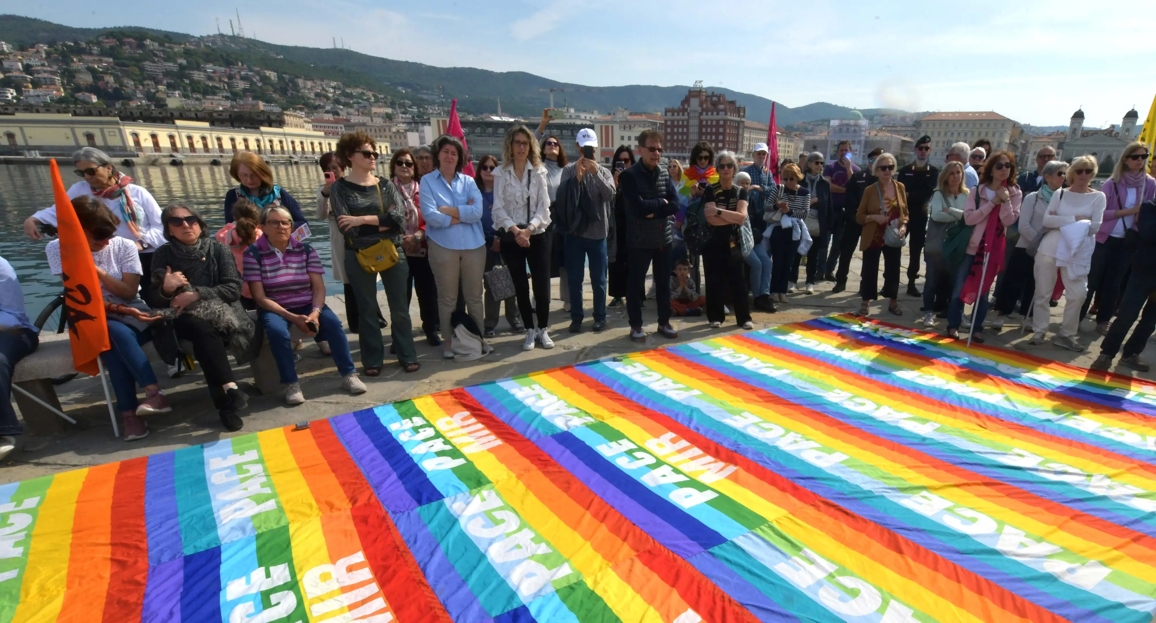 La manifestazione sul Molo Audace: l'appello contro la guerra di don Ciotti